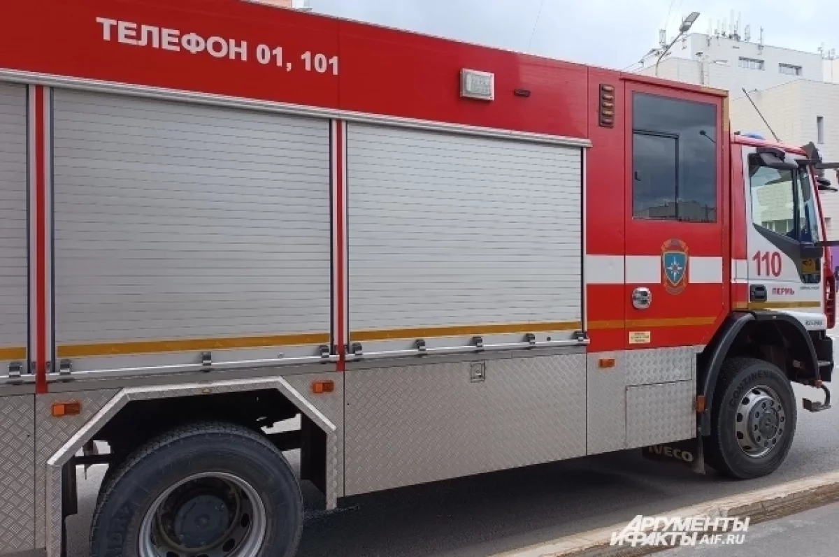 Сильный ветер осложняет тушение пожара в двух домах в Махачкале