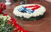 Цветы приносят к могилам.