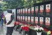 К мемориалу пришли сотни болельщиков и родственников погибших.