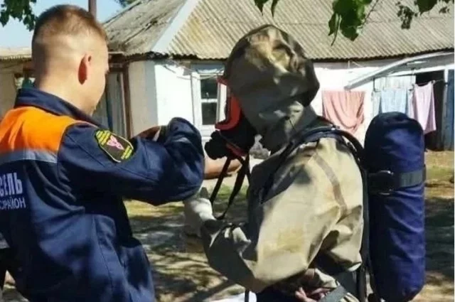 Спасатели в средствах индивидуальной защиты с применением альпинистского оборудования и автомобильной лебёдки извлекли тела мужчин.