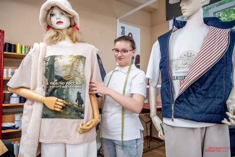 Кроме текстиля студенты колледжей создают полиграфию, сувениры, мебель, украшения для школ и многое другое.