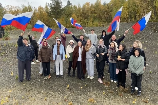 На борту судна «Профессор Молчанов»  находились сотрудники треста «Арктикуголь», участники первой «Арктической биеннале», а также члены экипажа. 