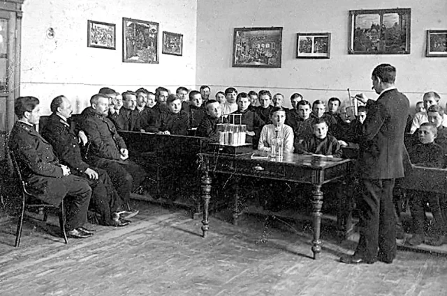 Урок химии в ремесленном училище в Нижнем Новгороде. Фото Максима Дмитриева, 1915 г.