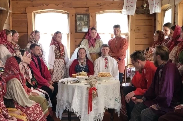 Свадьба в традиционной русской деревне — это не один день, а целая череда обрядов, растянутая на неделю и больше