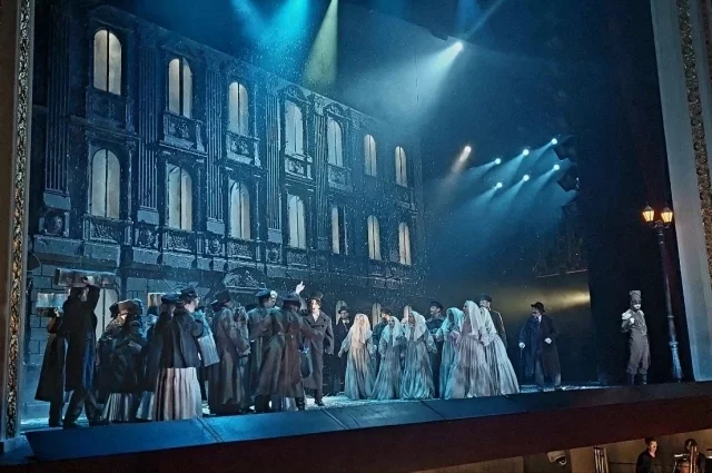 В декорациях оперы Петербург вновь предстаёт хтоническим мрачным городом.