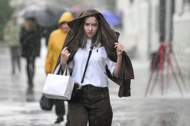Горожанка во время дождя в Москве.