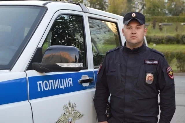 Полицейский спас женщину во время пожара. 