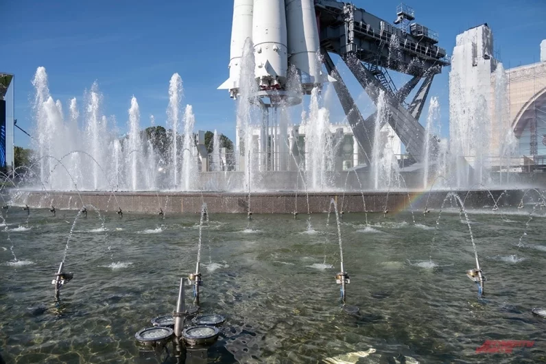 Под соплами ракеты установлена система, создающая водяную пыль для лазерной проекции дыма и пламени. Это делает вечернее представление особенно зрелищным и атмосферным.