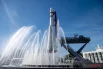 Днем фонтан работает в режиме имитации подготовки к пуску ракеты. А вечером, с 20:00, начинается полноценное светомузыкальное шоу с четырьмя музыкальными композициями.