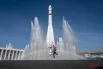 После комплексной реконструкции открылся фонтан у макета ракеты-носителя «Восток» на ВДНХ. Об этом сообщил мэр Москвы Сергей Собянин.  В облике фонтана специалисты сохранили дух эпохи, но дополнили современными системами. Открылся фонтан в День города.Фонтан приставляет собой двухуровневый инженерно-художественный комплекс, в котором синхронизированы вода, свет и звук. Эффектный момент: струи взлетают на высоту 35 метров.