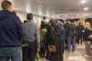 Родные и близкие Богуславских выстроились в очередь, чтобы возложить цветы к их гробам.