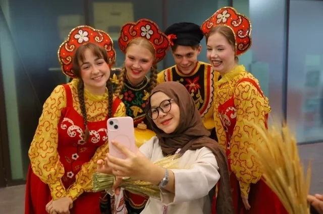 Участники фестиваля обязательно делают селфи с волонтёрами в национальных русских костюмах.
