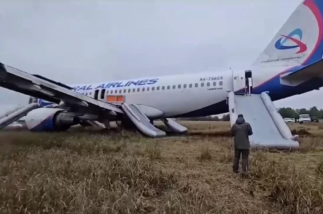 Самолёт благополучно сел в поле и никто из пассажиров и членов экипажа не пострадал