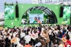 Участники фестиваля начали день с массовой «Олимпийской зарядки» перед главной сценой, повторяя движения за известными российскими спортсменами.