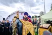 Иерей Тимофей (Чайкин) провел молебен и окропил гостей святой водой. После фестиваля эту мобильную церковь передадут Центральному казачьему войску.