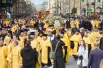 Невский проспект был заполнен людьми, движение транспорта перекрыли полностью.