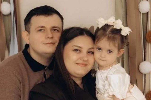Пока другие родители ломают голову, чем занять ребёнка вечером, Сажневы просто открывают томик со сказками.