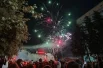 Многие горожане снимали салют на смартфоны.