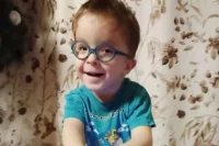 Мальчик говорит фразами и всегда ждет занятий.