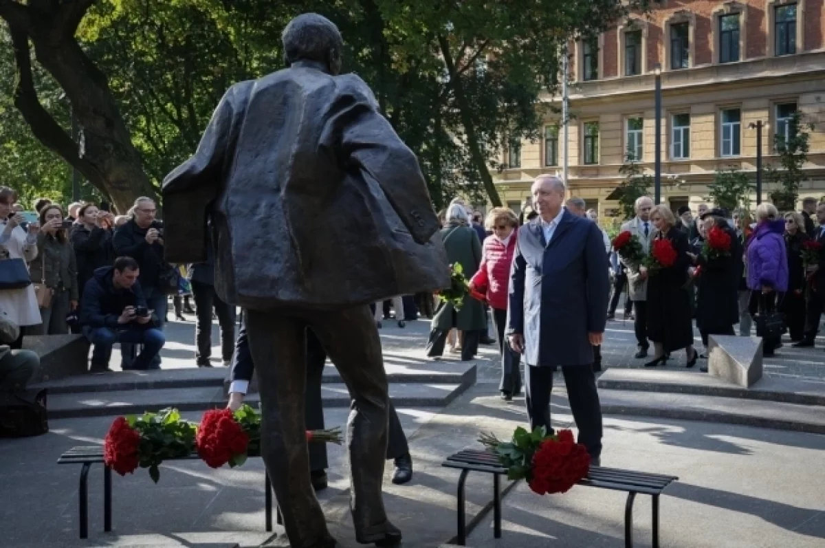 Алескандр Беглов и Александр Бельский открыли памятник Кириллу Лаврову