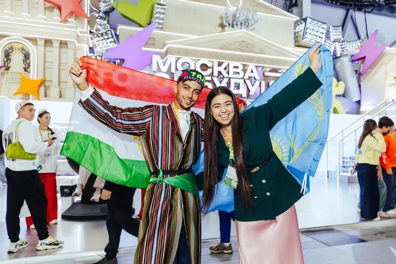 Специально для фестиваля команда из Москвы создала лимитированные подарки каждому гостю.