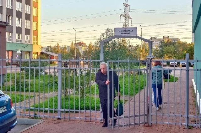 Свободного прохода нет, заборы да калитки.