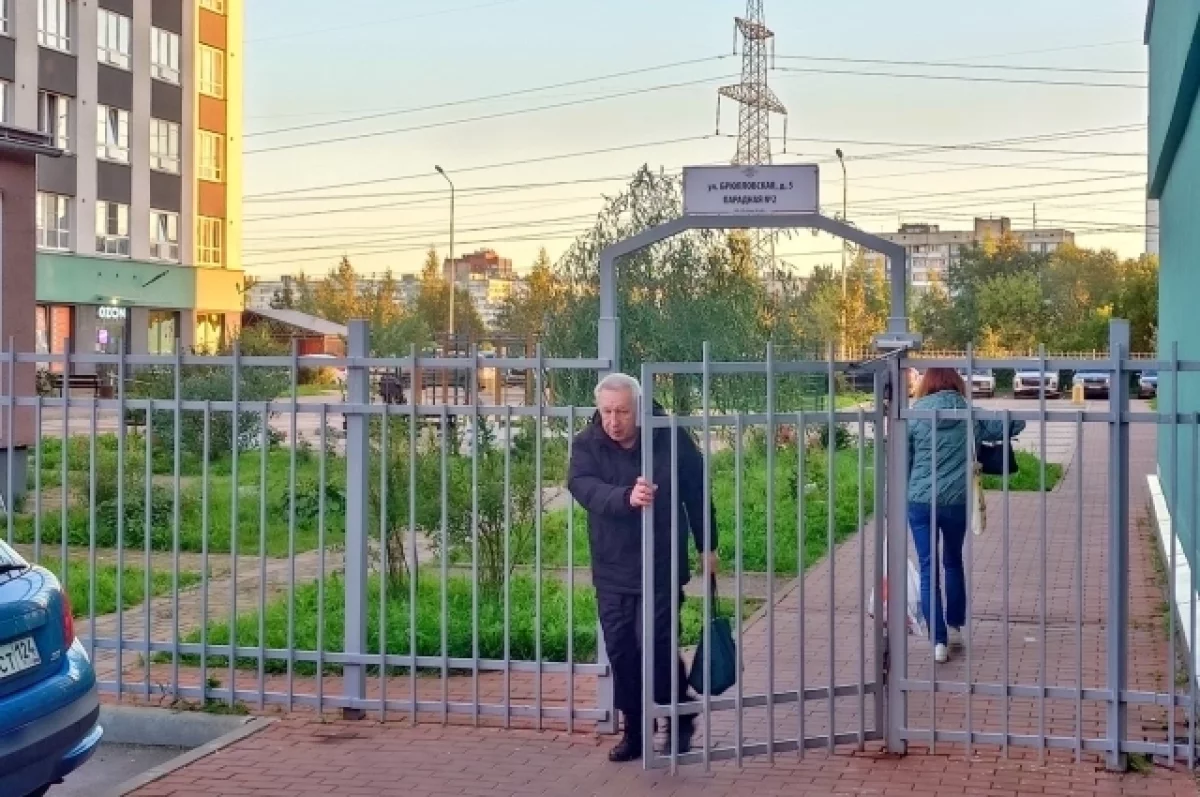 Почему Петербург продолжает обрастать заборами?