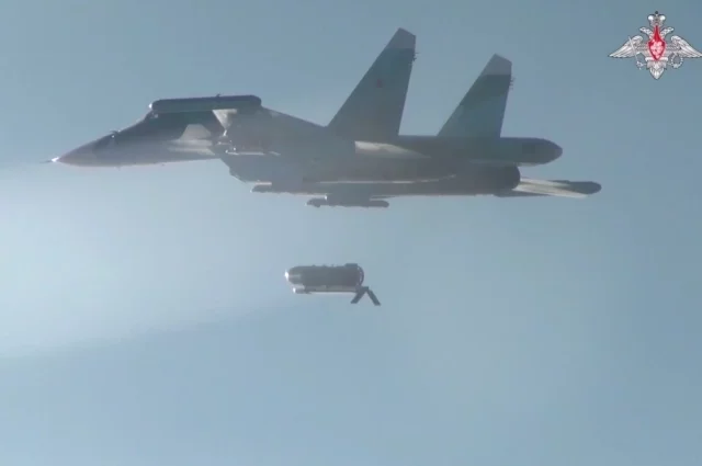 В Краматорске эскадрилья из 12-16 истребителей-бомбардировщиков Су-34 нанесла бомбовый удар по укрытиям и штабам ВСУ.