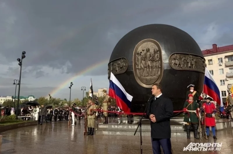 15 сентября состоялось официальное открытие обновлённой площади Бухгольца и шара «Держава». 