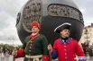 На открытии фигуры с рельефов «ожили» на площади вокруг шара.