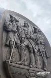 На вертикальных рельефах — люди, которым город обязан своим появлением.