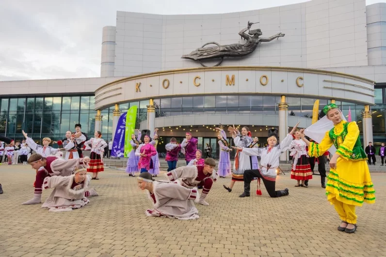 На открытии мероприятия выступил молодежный театр «Проспект Горняков» из города Коркина.