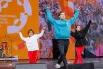Фигуристка Евгения Медведева совместно с танцорами Ильдаром Гайнутдиновым и Димой Пеле провела зарядку и танцевальный флешмоб на Международном фестивале молодежи.