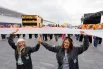В финале тренировки молодежь развернула гигантский оренбургский пуховой платок в цветах триколора под песню «Матушка-земля».