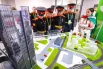 Московские школьники привезли на фестиваль сразу несколько собственных разработок. Среди них — AR-фотобудка с распознаванием жестов. Посетители могли управлять виртуальными сценами и делать снимки на фоне панорам российских достопримечательностей.