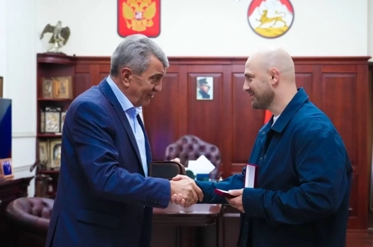 Меняйло наградил Инала Козонова за спасение женщины с сыном из горной реки