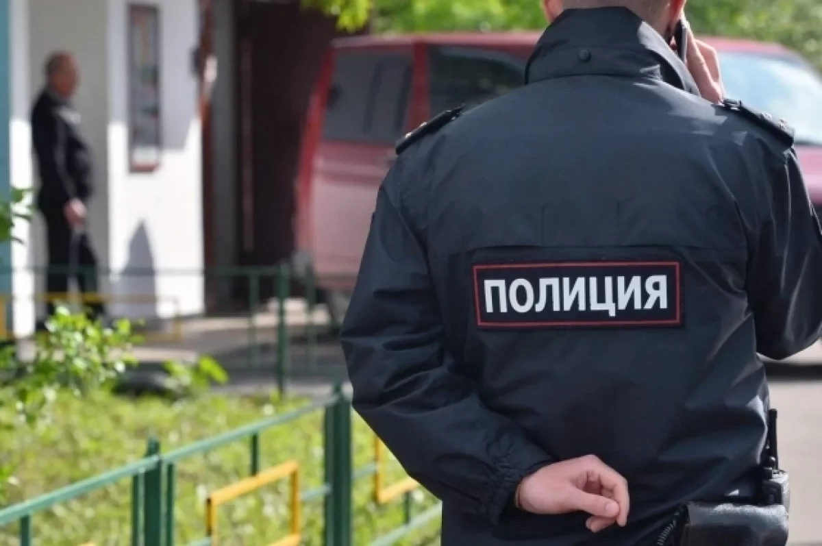 Сахалинец среди рабочего дня вынес из торгового центра шатер и палатки
