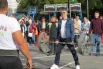 Обычные ульяновцы, пришедшие на праздник, тоже стараются.