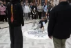 Танцуют все.