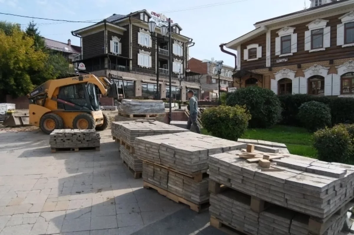 В туристическом 130 квартале Иркутска перекладывают плитку