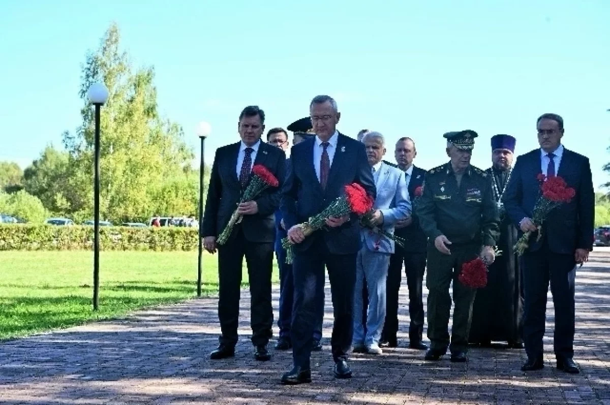 Губернатор Калужской области возложил цветы на Безымянной высоте