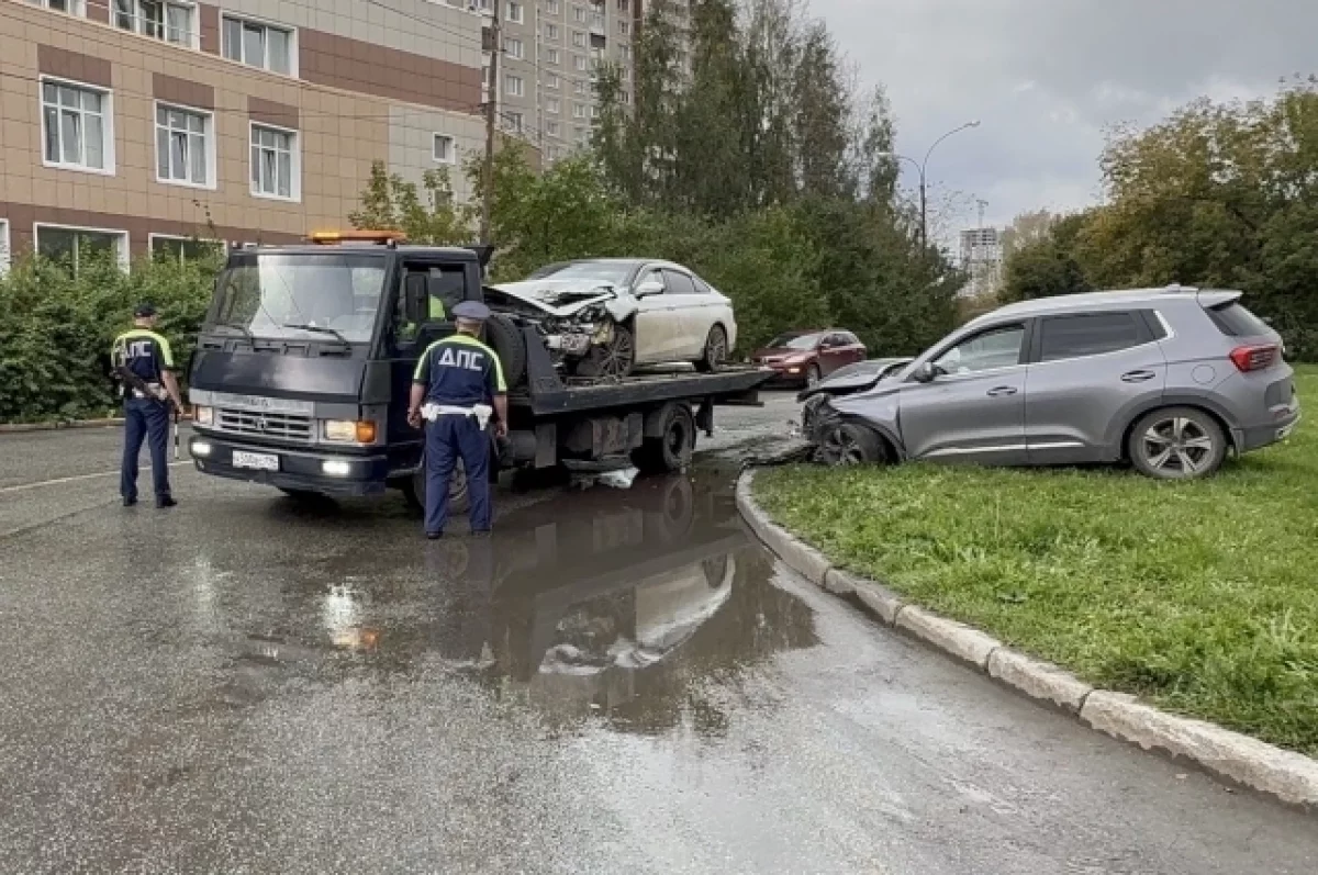 Три человека пострадали в аварии на улице Высоцкого в Екатеринбурге