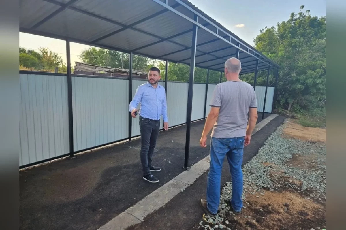 В посёлке Нижнесакмарском построили площадку для мусорных контейнеров