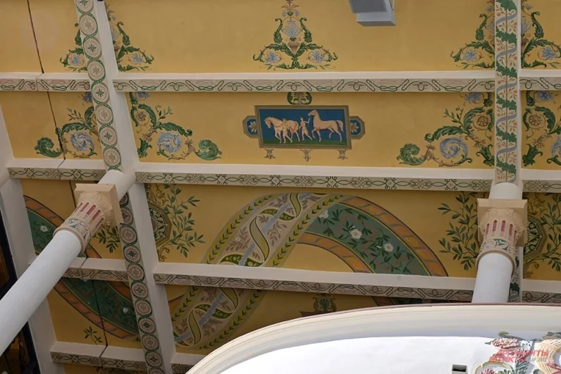 Для безопасного и комфортного перемещения гостей под беговыми дорожками проложили светлый 100-метровый подземный тоннель, ведущий от трибун прямо в парковую зону.