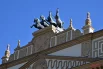 Настоящим подвигом реставраторов стала работа на 20-метровой высоте. Скульптурную группу квадриги и коней собирали заново, вручную чеканя детали из редкого сплава шпиатра.