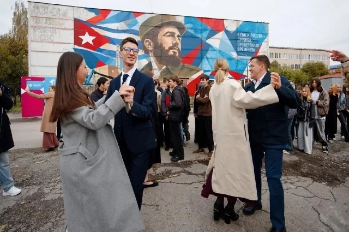 В Екатеринбурге появился мурал, посвященный визиту Фиделя Кастро на Урал