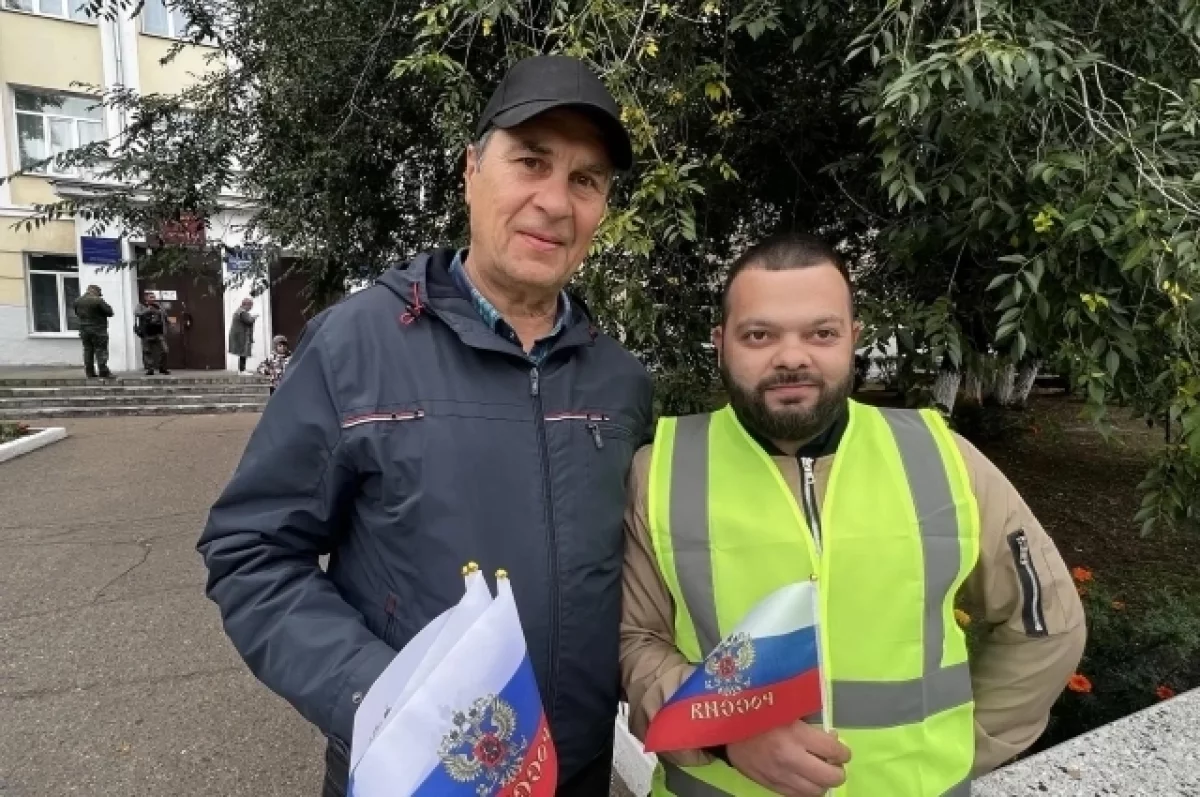 Волонтеры вручают триколор единства в пунктах голосования в Забайкалье