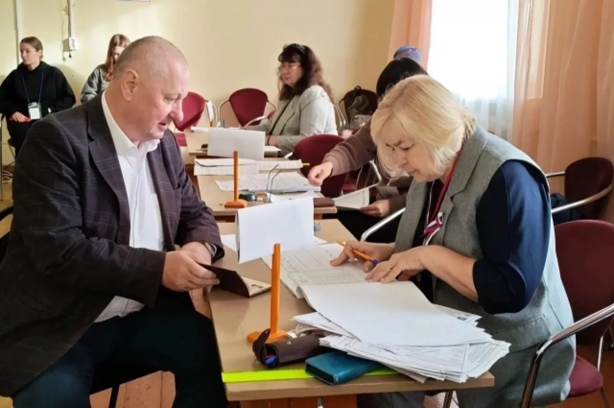 Глава Новосокольнического района Виктор Новиков отдал голос на выборах