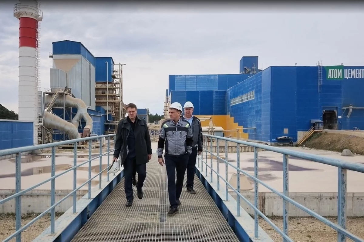 Руслан Гарифуллин посетил производственный кластер «Атома» под Сысертью