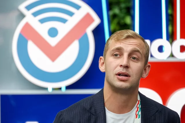Саша Стоун в качестве наблюдателя объехал несколько избирательных участков.